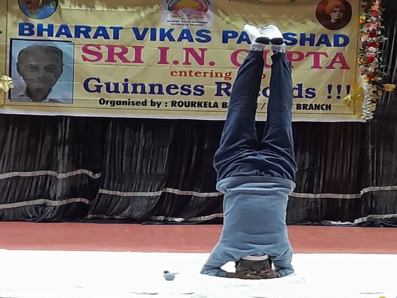 हरदोई: 86 साल के ईश्वर नाथ ने बनाया शीर्षासन में World Record, इस नियम को रोज करते हैं Follow