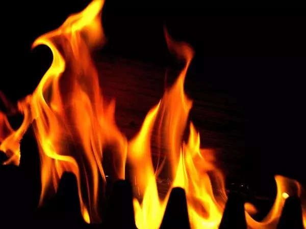 नैनीताल के विक्रम विंटेज होटल में लगी आग, घर भी आया आग चपेट में