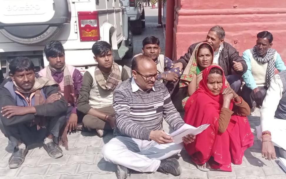 शाहजहांपुर: 'पुवायां विधायक के बेटे व रिश्तेदार पर हो कार्रवाई', बुजुर्ग महिला ने दी आत्मदाह की चेतावनी 