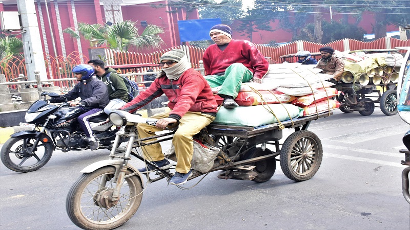 मुरादाबाद : लापरवाही... नियमों की धज्जियां उड़ा सड़कों पर फर्राटा भर रहे वाहन