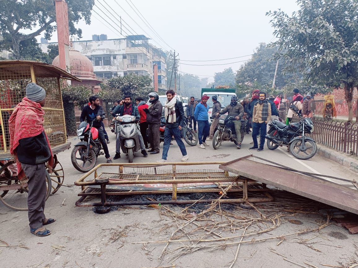 मथुरा:  बांके बिहारी मंदिर जाने वाले मुख्य मार्ग पर आगजनी की कोशिश, कई लोगों को हिरासत में लिया