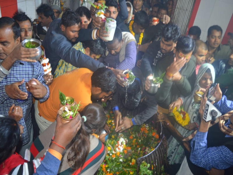 हर-हर महादेव के जयकारों से गूंजी रामनगरी, सरयू में स्नान कर श्रद्धालुओं ने किया भोलेनाथ का जलाभिषेक