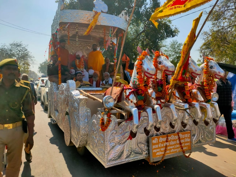 84 कोसी परिक्रमा यात्रा: नगवा पहुंचा रामादल, प्रशासन ने किया साधु-संतों का स्वागत  