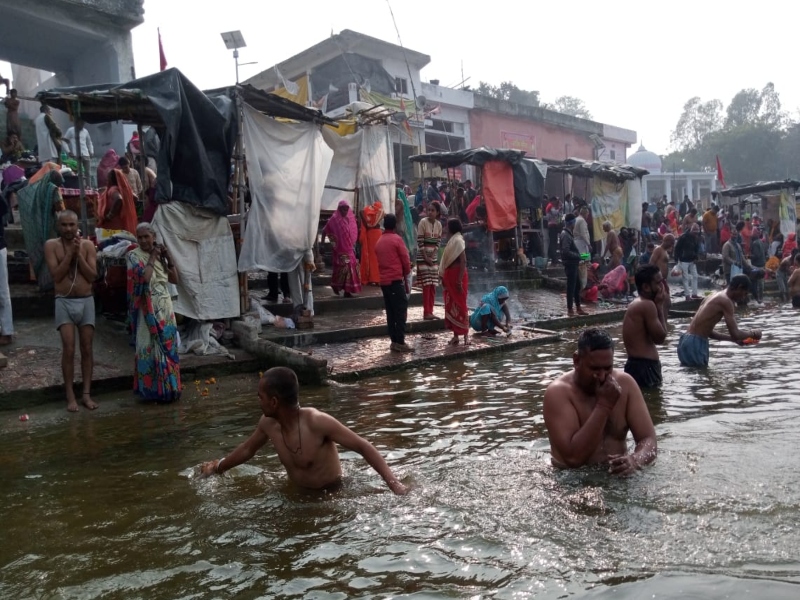 सोमवती अमावस्या: गंगा तटों पर उमड़ी आस्था की भीड़, सुबह से चल रहा स्नान 