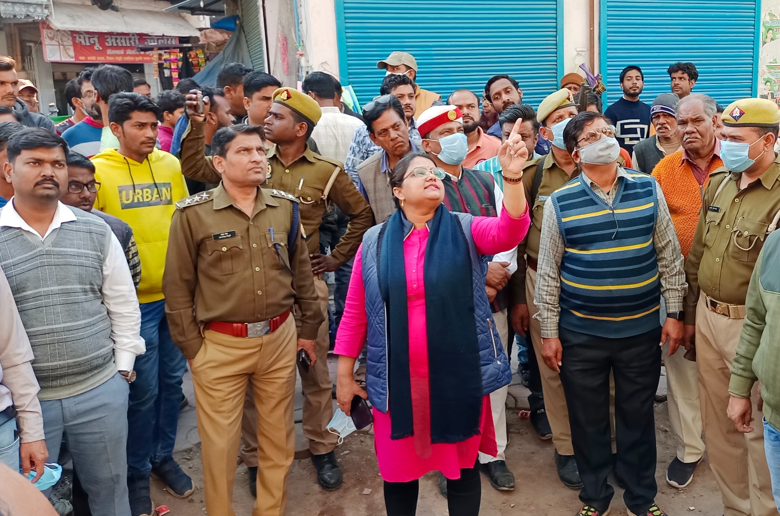 लखीमपुर-खीरी: संकटा देवी मार्ग की शत प्रतिशत दुकानें टूटने का काम शुरू, SDM ने दिए निर्देश