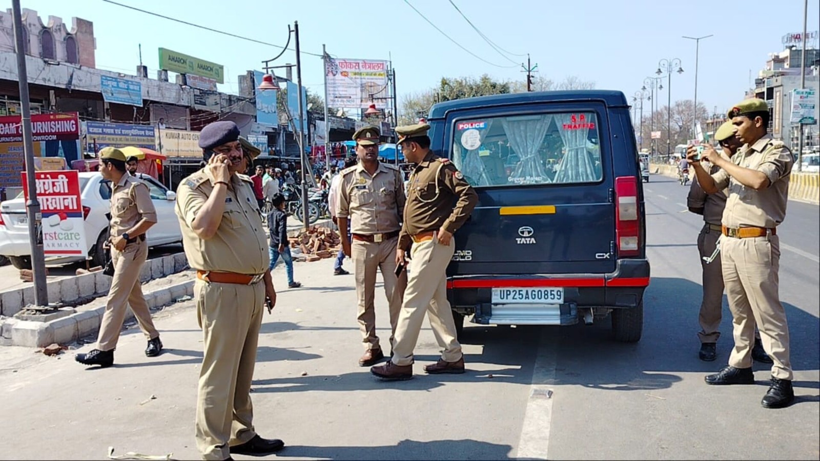 बरेली : शहर में लग रहे जाम से एसपी ट्रैफिक खफा, चौकी इंचार्ज को लगाई फटकार, बाजार में आए लोगों की गाड़ियों के काटे चालान 