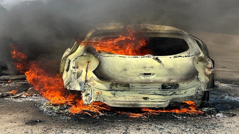 बिजनौर: चलती कार में लगी आग, सवारों ने कूदकर बचाई जान