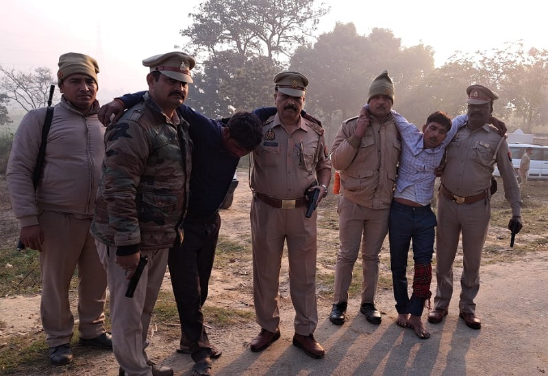 रामपुर : पुलिस मुठभेड़ में दो हत्यारोपियों के पैर में गोली लगी, शव भी बरामद
