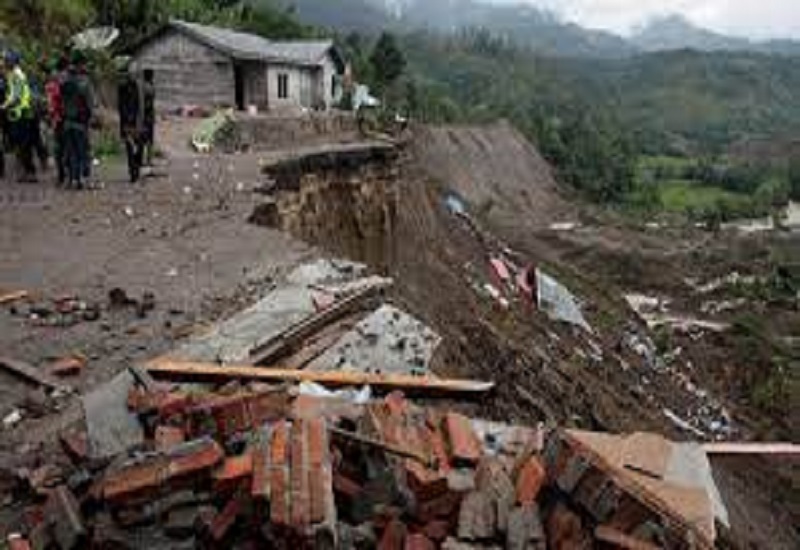 Landslide in Indonesia : इंडोनेशिया में भूस्खलन से 10 लोगों की मौत, मृतकों की संख्या बढ़ने की आशंका 