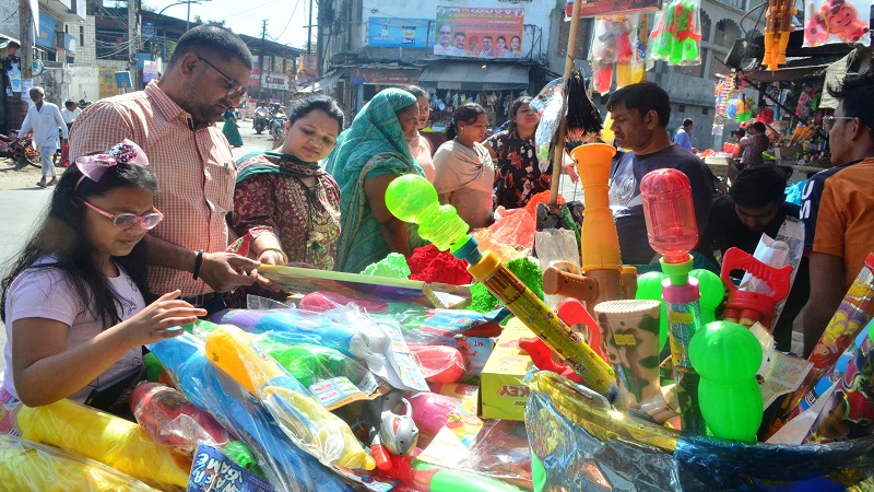 मुरादाबाद : गुझिया, मिठाई और कपड़ों की खरीदारी, अबीर-गुलाल उड़ा