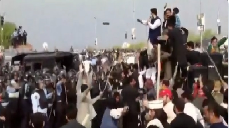 इस्लामाबाद पुलिस का आरोप, पार्टी कार्यकताओं ने पुलिस कर्मियों पर किया पथराव 
