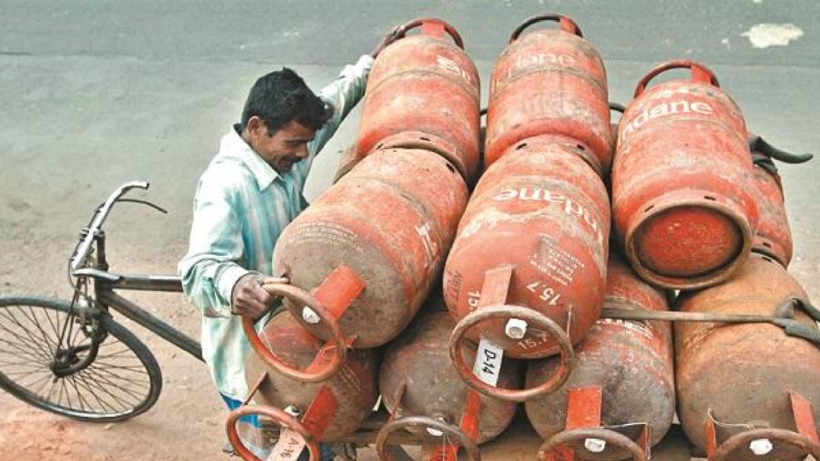 फिर महंगाई की मार ! विमान ईंधन चार फीसदी सस्ता, रसोई गैस की कीमत 50 रुपए प्रति सिलेंडर बढ़ी