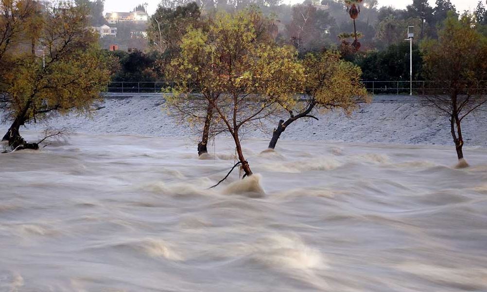 कैलिफोर्निया में बाढ़ का कहर, हजारों लोगों ने छोड़ा अपना घर 