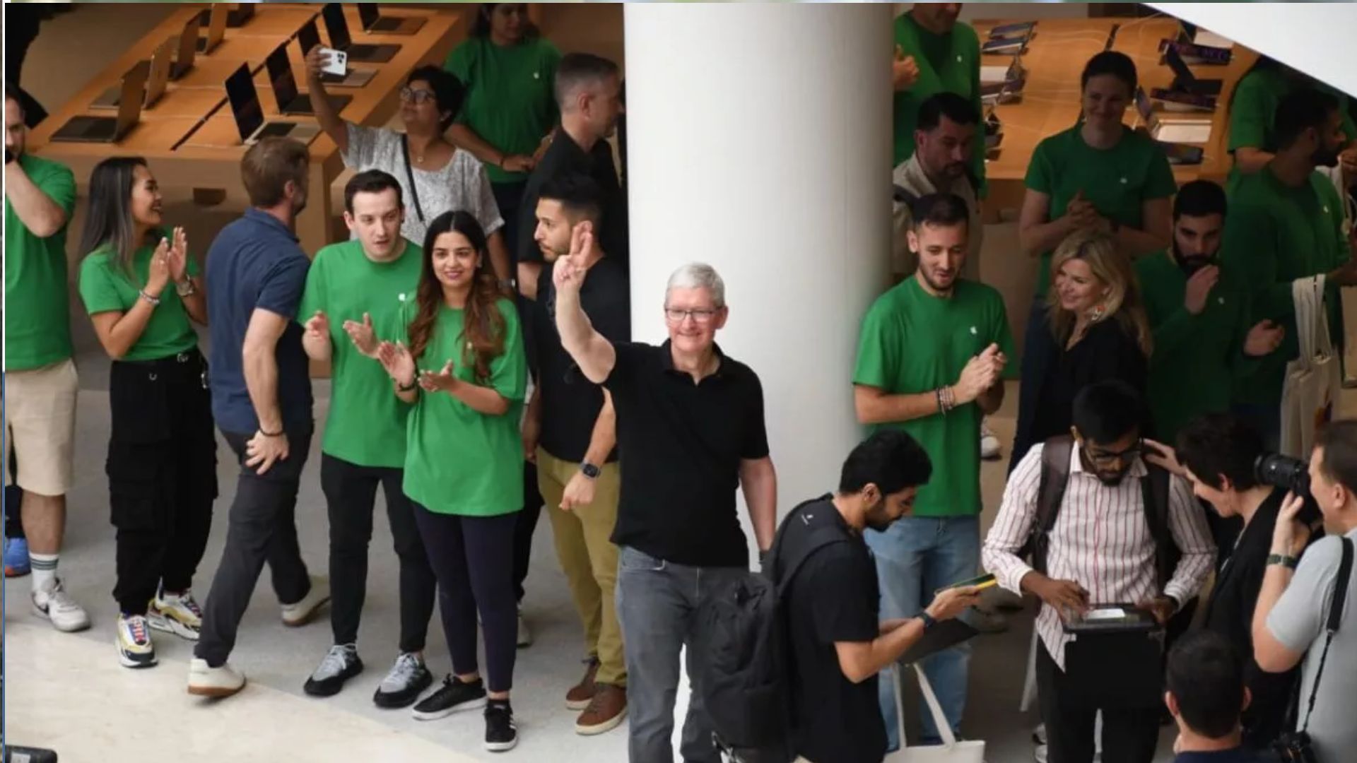 Delhi Apple Store: दिल्ली में एप्पल का पहला स्टोर खुला, सीईओ कुक ने किया उद्घाटन