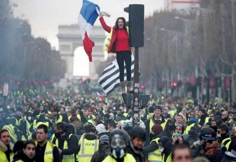 France Protests : पेरिस में पुलिस ने प्रदर्शनकारियों पर बरसाईं लाठियां, जानें पूरा मामला  