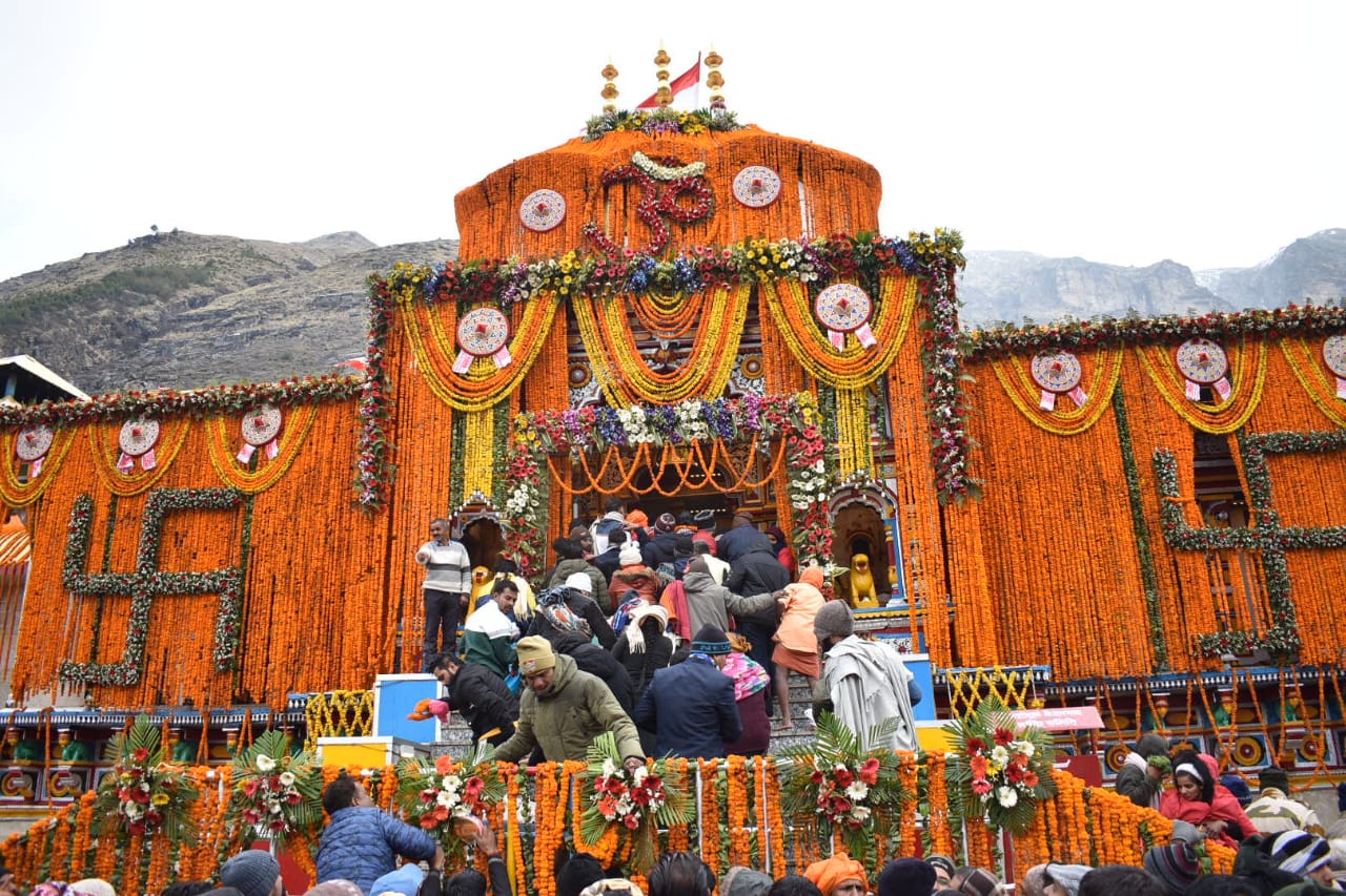 Badrinath Dham: खुल गये बद्रीनाथ धाम के कपाट, साक्षी बने हजारों श्रद्धालु, 15 क्विंटल फूलों से सजा दरबार
