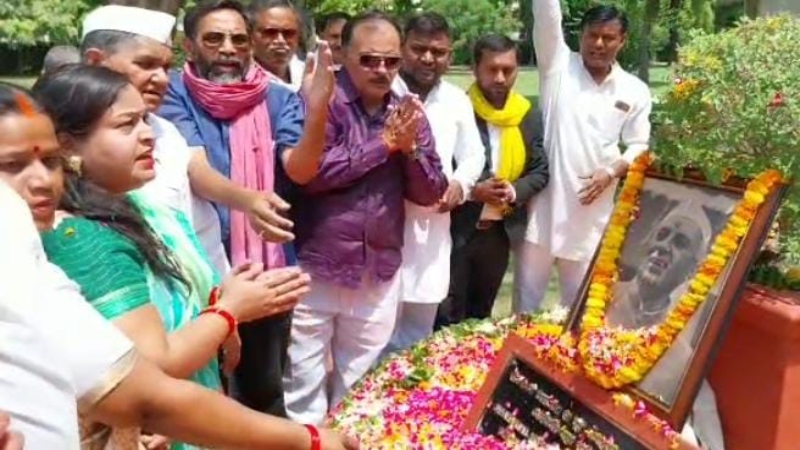 Video - प्रयागराज में पूर्व प्रधानमंत्री जवाहर लाल नेहरू की मनाई गई पुण्यतिथि