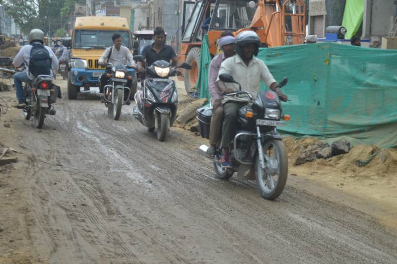 अयोध्या : राहगीरों को पग-पग पर देनी पड़ रही अग्निपरीक्षा, पहले धूल ने किया परेशान और अब बारिश बनी संकट