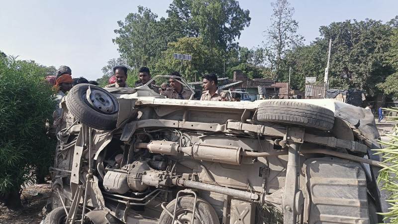 सीतापुर : कार की टक्कर से वैन में सवार तीन लोगों की मौत, तीन अन्य हुए घायल