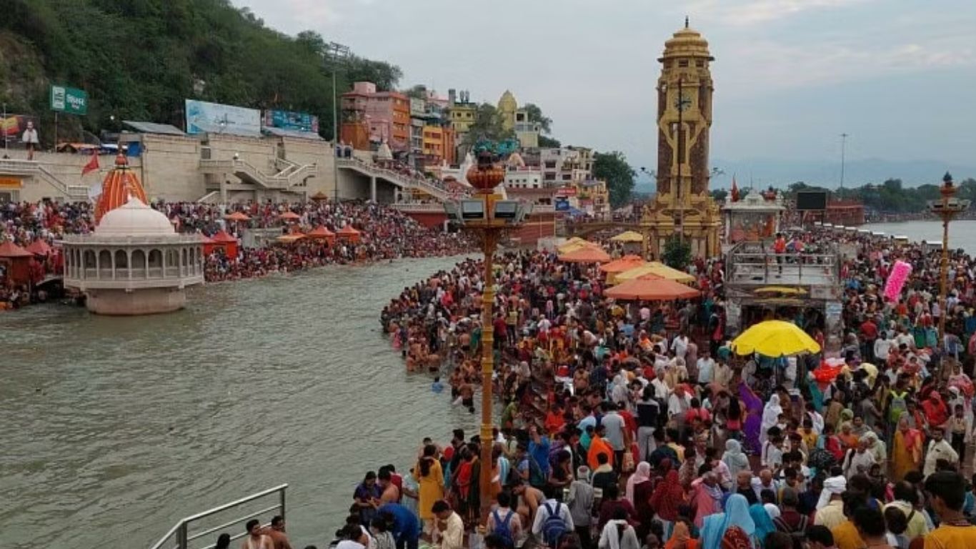 Ganga Dussehra 2023: गंगा दशहरा पर उमड़ी श्रद्धालुओं की भीड़, जानिये स्नान करने का शुभ मुहुर्त