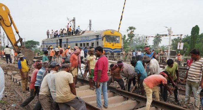 ओडिशा रेल हादसा: पटरियों की मरम्मत के लिए चौबीसों घंटे काम कर रहे हैं दल 