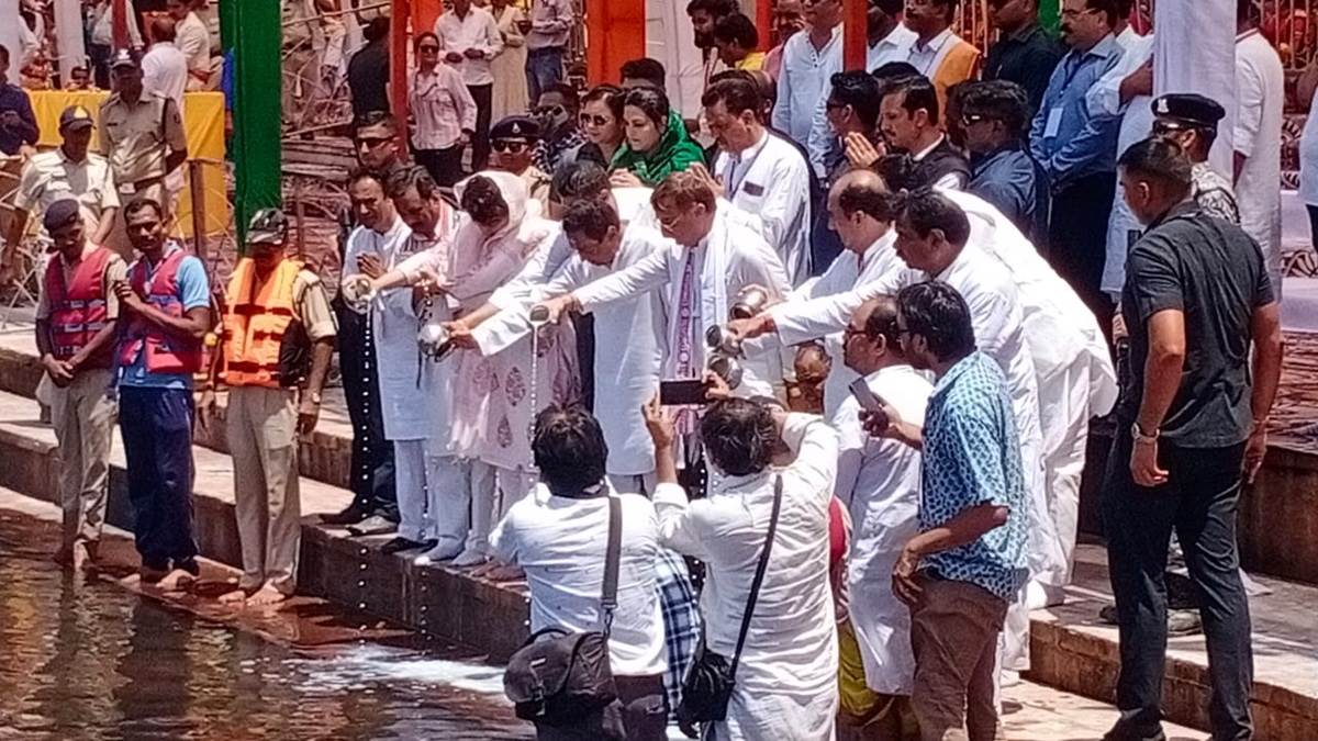 MP: जबलपुर रैली से पहले प्रियंका गांधी ने की नर्मदा नदी की पूजा-अर्चना 