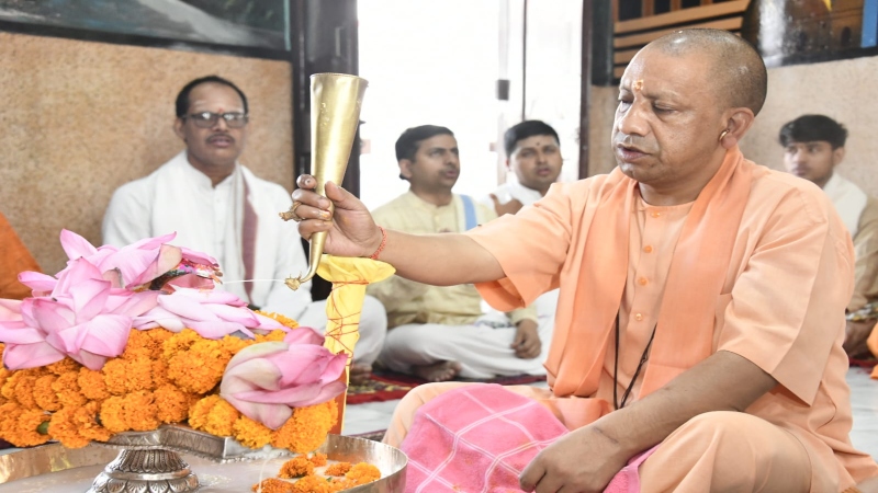 CM Yogi Birthday : गोरखपुर में सीएम योगी ने किया रुद्राभिषेक, मंदिर में किया पौध रोपण  