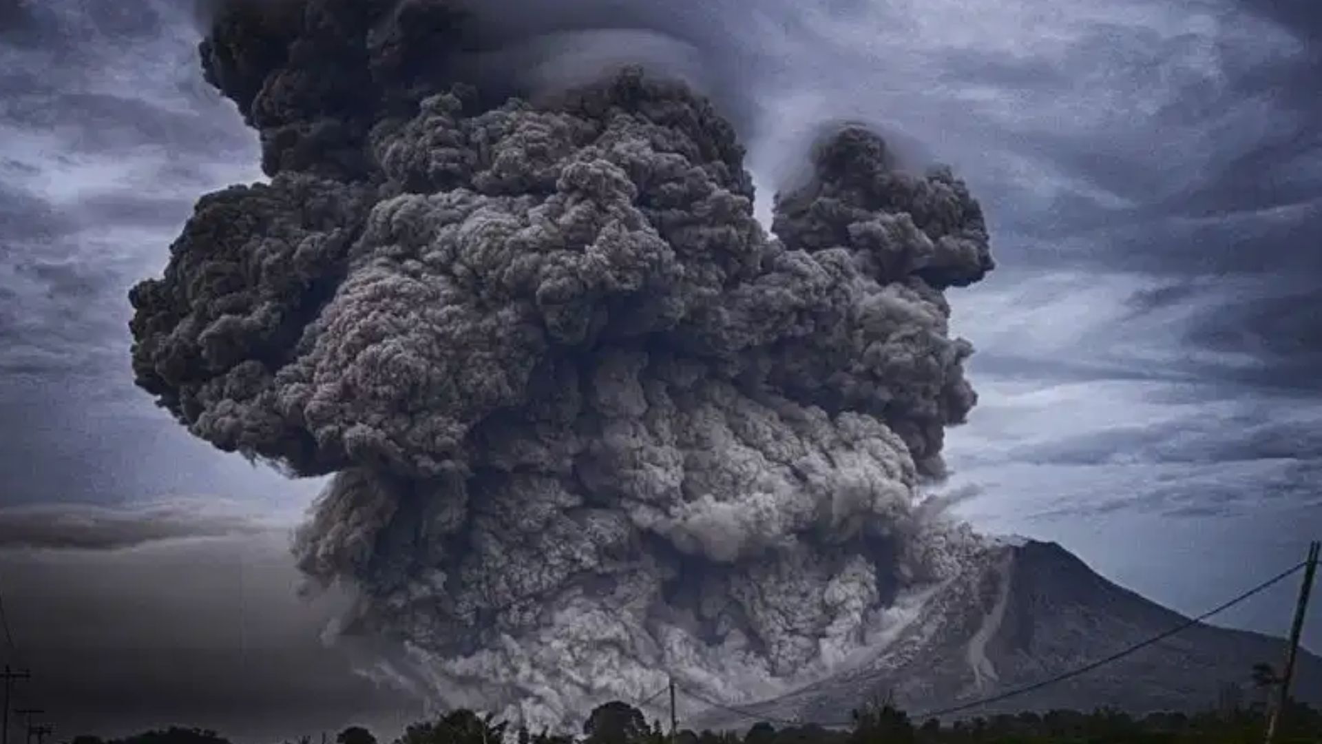 Philippines के ‘मायोन’ ज्वालामुखी से फूटा लावा, हजारों लोगों को सुरक्षित स्थानों पर जाने का निर्देश 