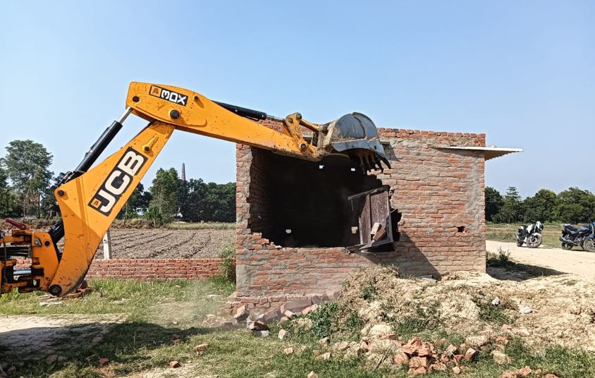 खबर का असर: पीलीभीत में कॉलोनाइजर पर शिकंजा...अवैध कब्जे पर चला बुलडोजर, तोड़ी गई कोठरी