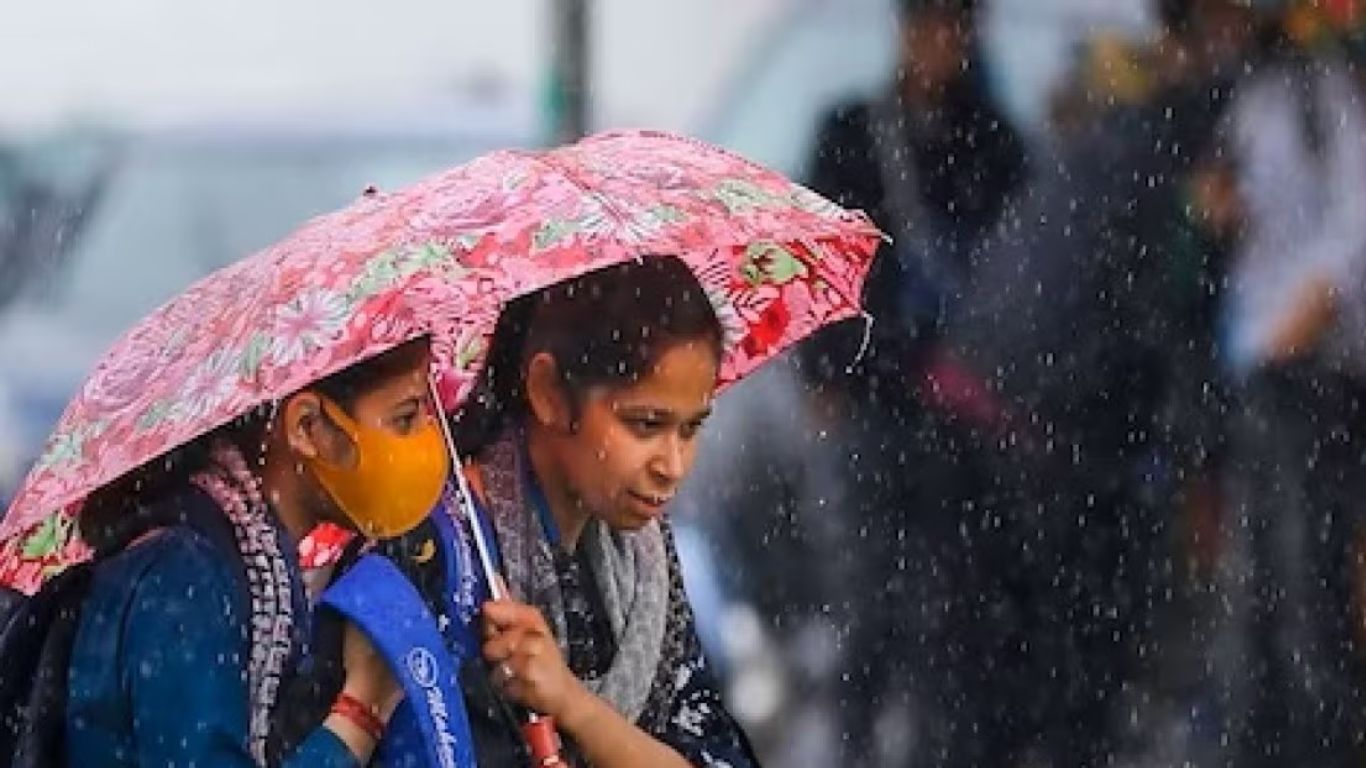 Almora News: सुबह खिली धूप तो दोपहर बाद हुई झमाझम बारिश, लोगों को मिली गर्मी से राहत