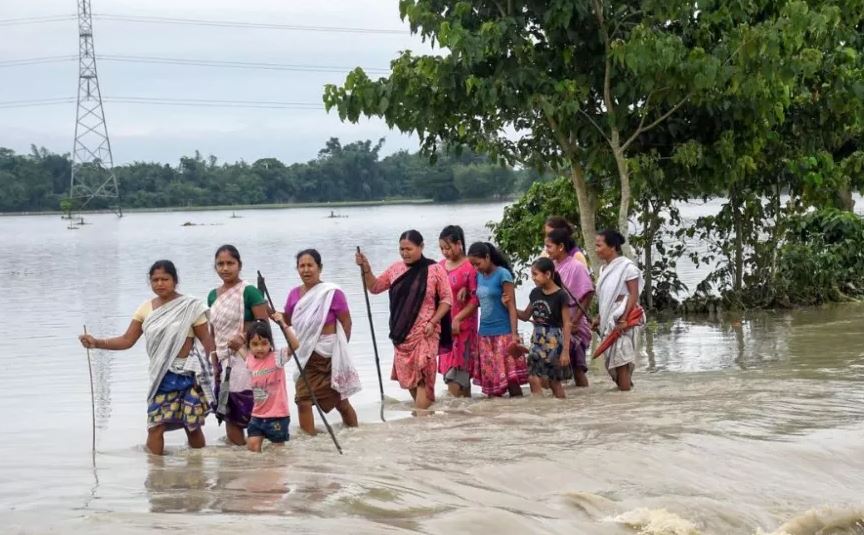 असम: बाढ़ की स्थिति गंभीर, चार लाख से अधिक लोग प्रभावित 