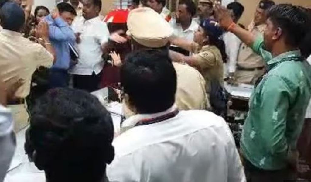 मुंबई: बीएमसी के अभियंता पर हमला करने के मामले में शिवसेना (यूबीटी) के चार कार्यकर्ता गिरफ्तार 