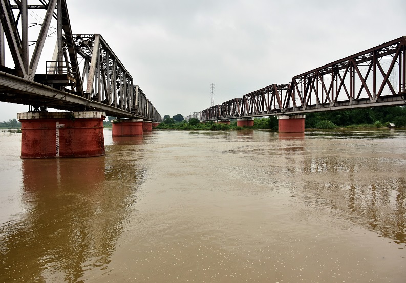 मुरादाबाद : किसानों की समस्याएं नहीं हो रही कम, खो बैराज से रामगंगा नदी में छोड़ा गया 9,000 क्यूसेक पानी 