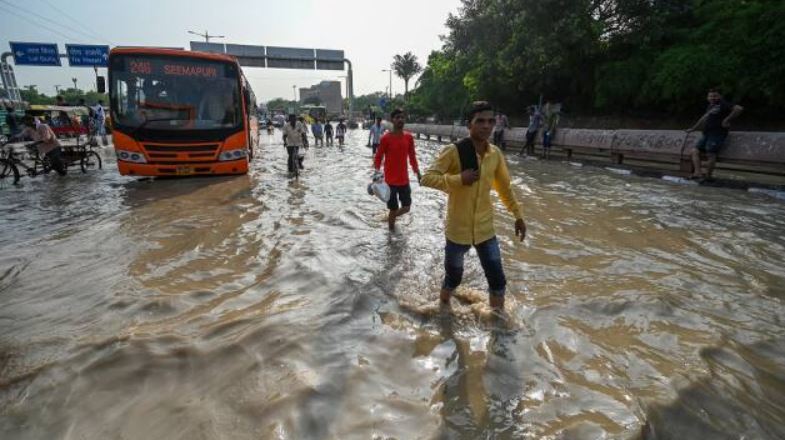 दिल्ली में प्रमुख मार्ग अब भी जलमग्न, कंपनियों ने कर्मचारियों को घर से काम करने को कहा