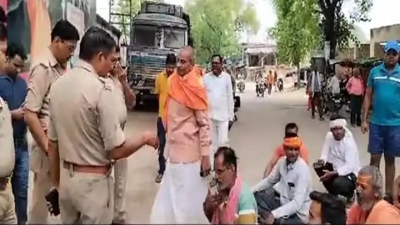 प्रयागराज : मंदिर में चोरी व तोड़फोड़ के विरोध में ग्रामीणों ने किया चक्काजाम