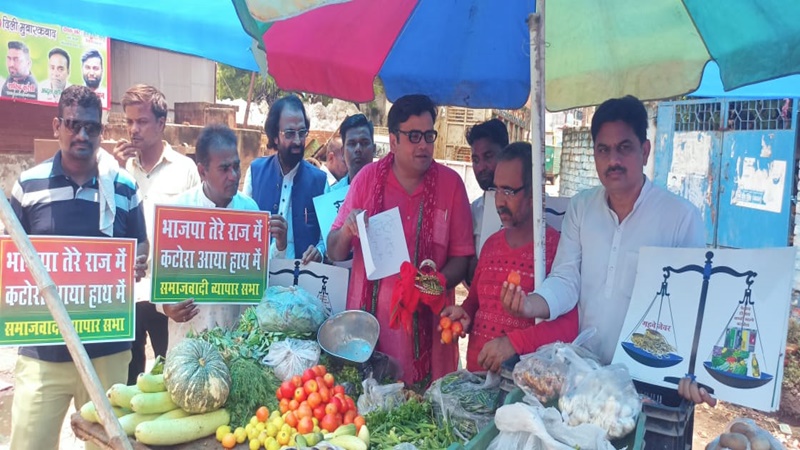 कानपुर : जेवर गिरवी रख सपाइयों ने खरीदे टमाटर, महंगाई के खिलाफ किया प्रदर्शन