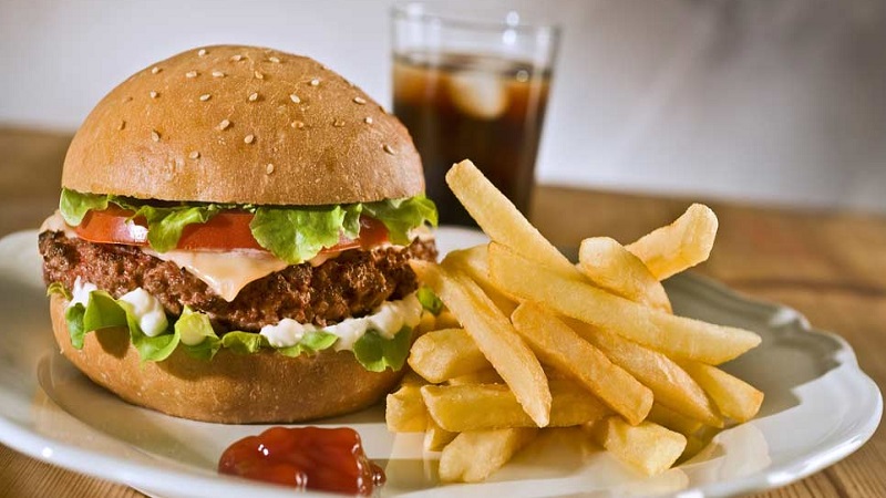 lunch के लिए Burger और Chips कैसे बिगाड़ सकते हैं आपका अस्थमा 