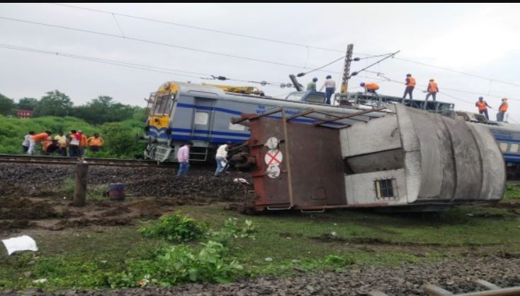 MP: मालगाडी के गार्ड का डिब्बा नरसिंहपुर जिले में पटरी से उतरा, रेल यातायात प्रभावित