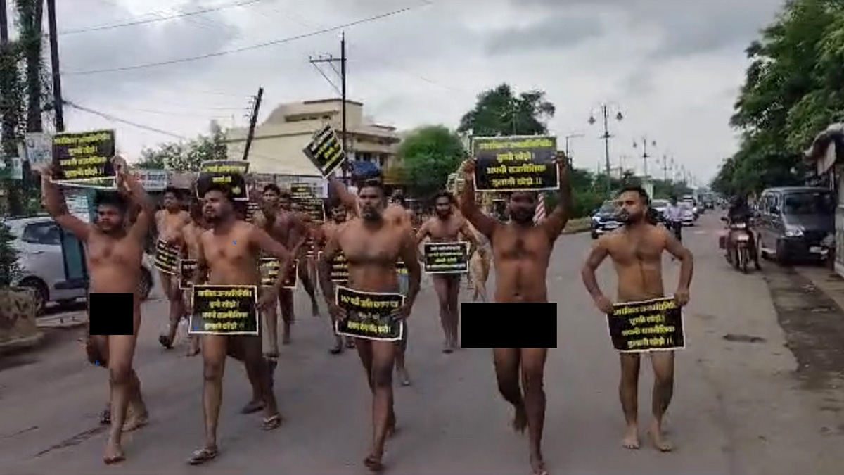 छत्तीसगढ़: फर्जी जाति प्रमाण पत्र के आधार पर नौकरी, कार्रवाई की मांग को लेकर युवकों का नग्न प्रदर्शन