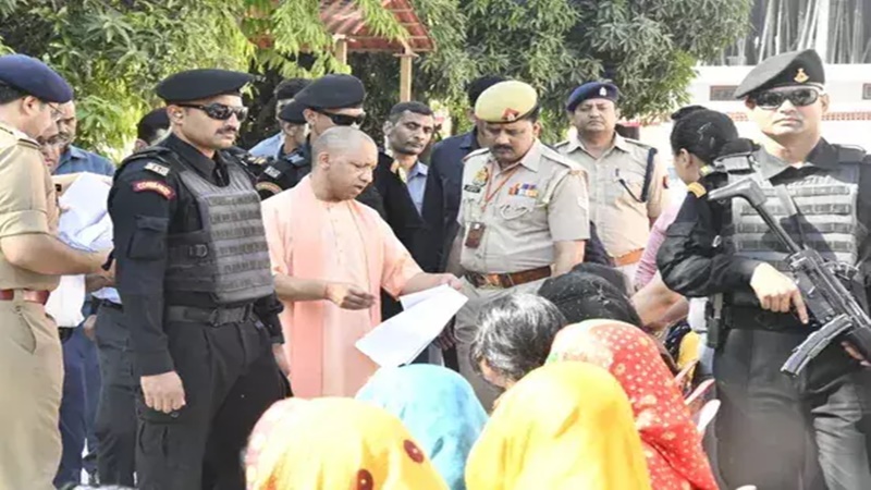 गोरखपुर: किसी के साथ अन्याय नहीं होने देंगे, जनता दर्शन में सीएम योगी ने 400 लोगों की सुनी फरियाद  