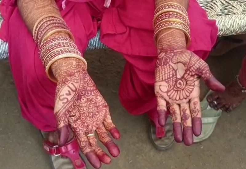 Sabyasachi Bride Wore Floral Dupatta In Mehendi | दुल्हन ने पहना सब्यसाची  का ब्लश पिंक लहंगा