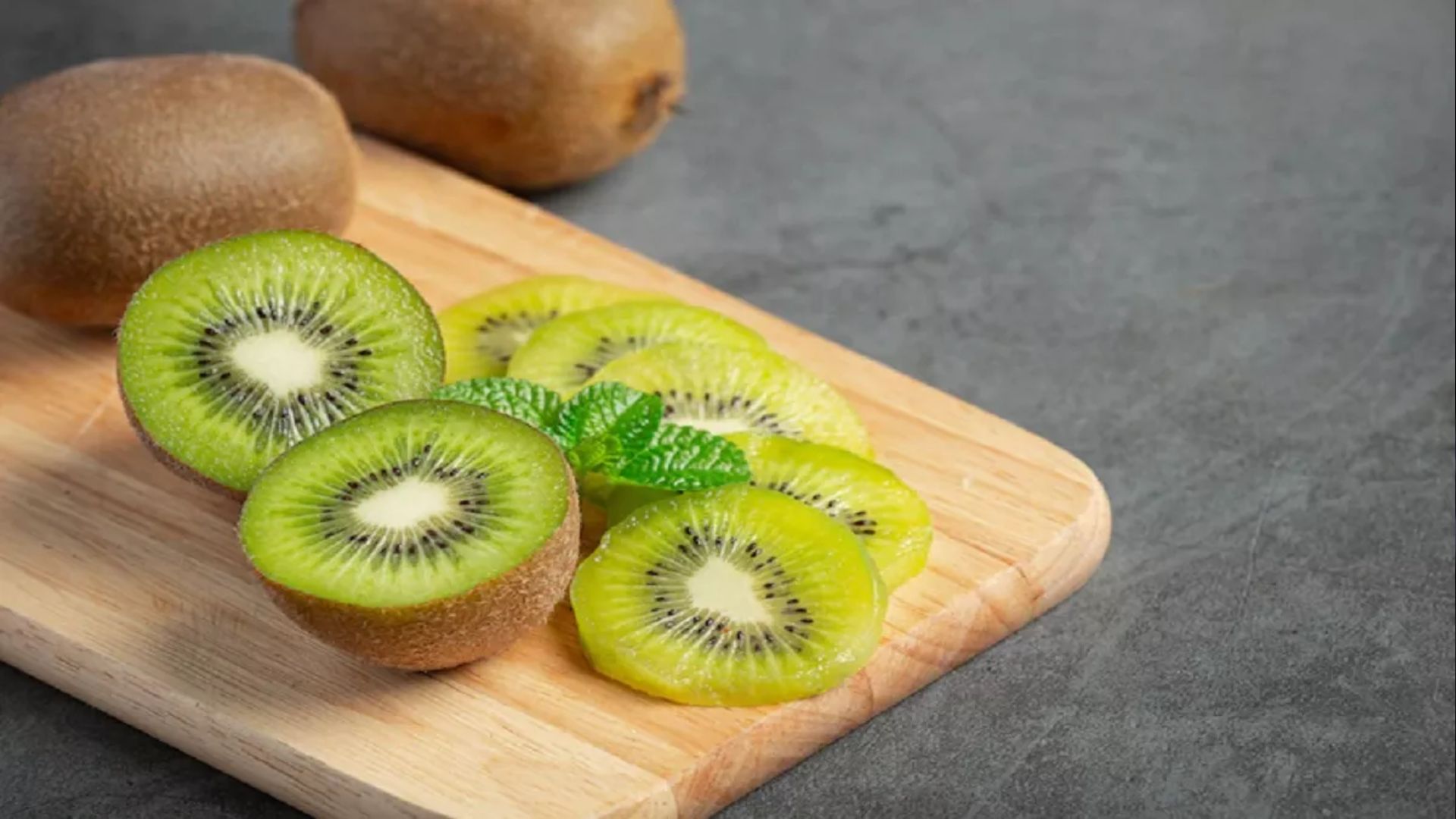 Kiwi Fruit Benefits: झड़ते बालों को रोकने के साथ कई बीमारियों के लिए रामबाण है कीवी, जानें इसके अचूक फायदे