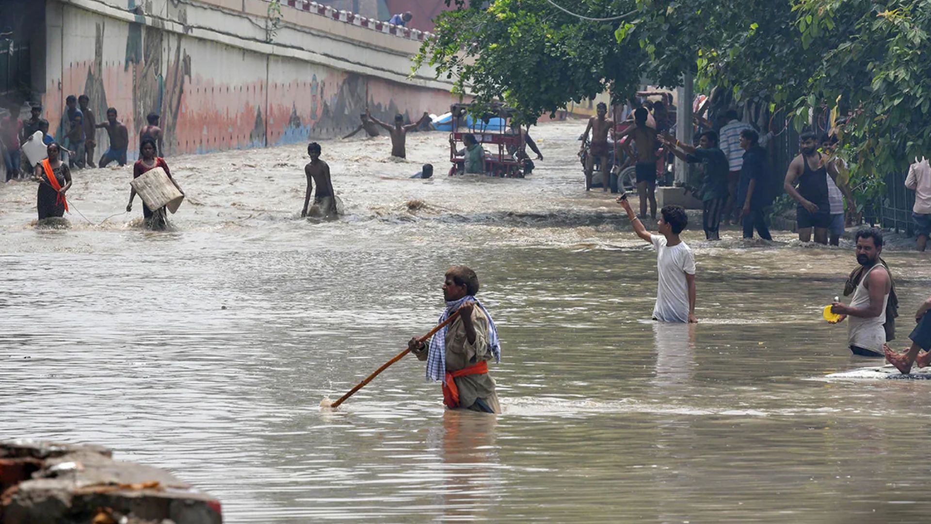 Delhi Flood: दिल्ली वालों के लिए अच्छी खबर, यमुना में घटने लगा जल स्तर