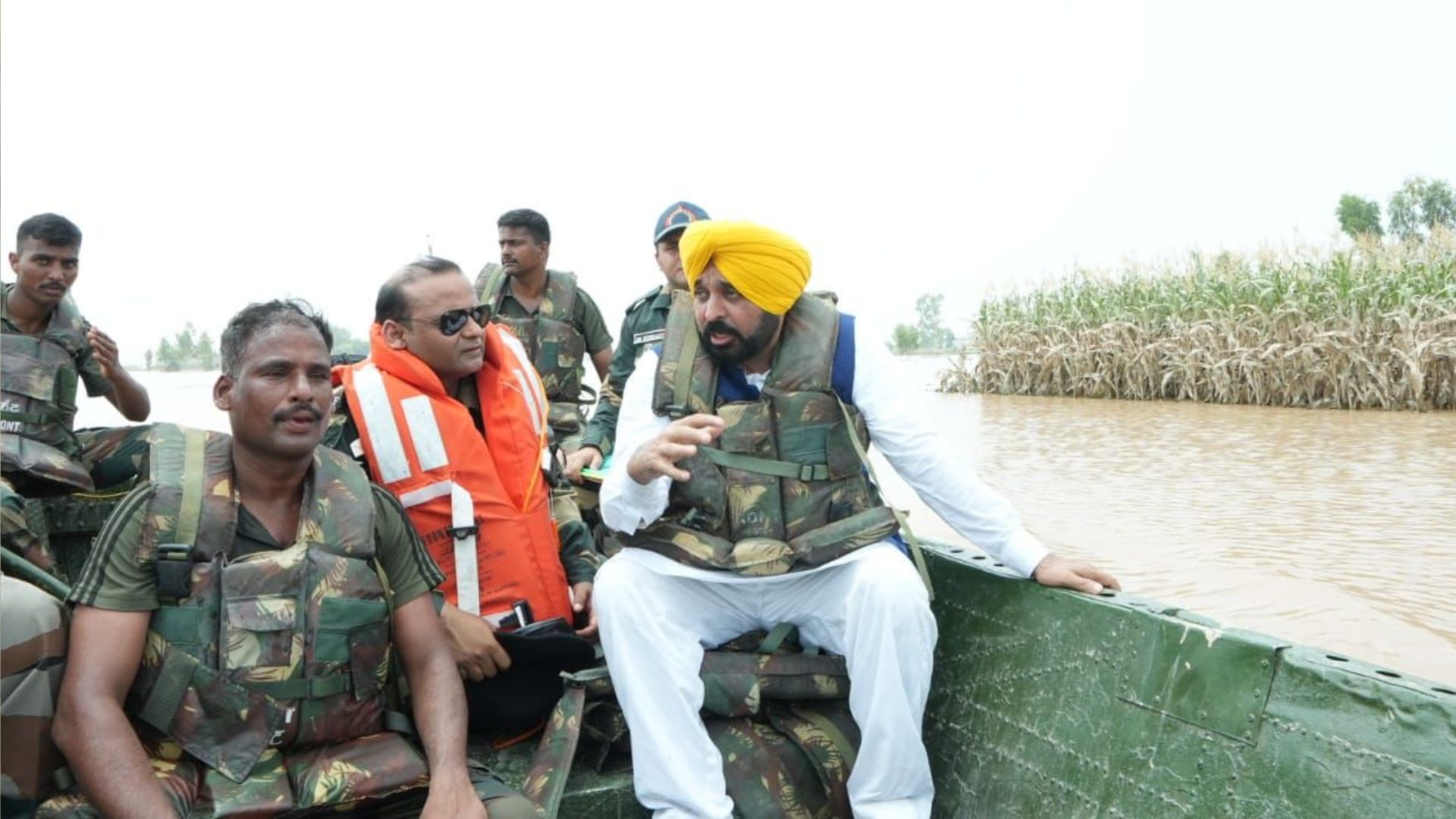 बाल-बाल बचे CM भगवंत मान, बाढ़ प्रभावित इलाकों का दौरा करते वक्त डगमगाई नाव, देखें Video