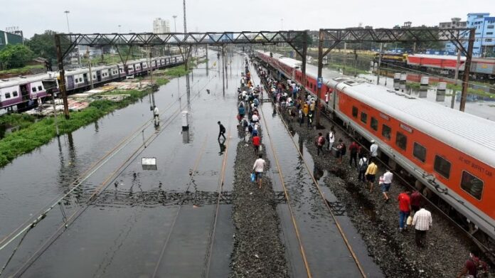 जलभराव के कारण पिछले कुछ दिनों में 300 से अधिक मेल और एक्सप्रेस, 406 पैसेंजर ट्रेन रद्द 