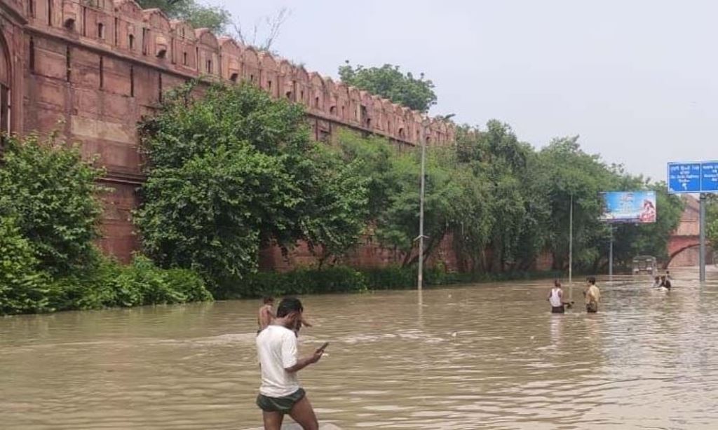 दिल्ली बनी दरिया: लाल किले तक पहुंचा पानी, तस्वीरों में देखें डूबती राजधानी का हाल 