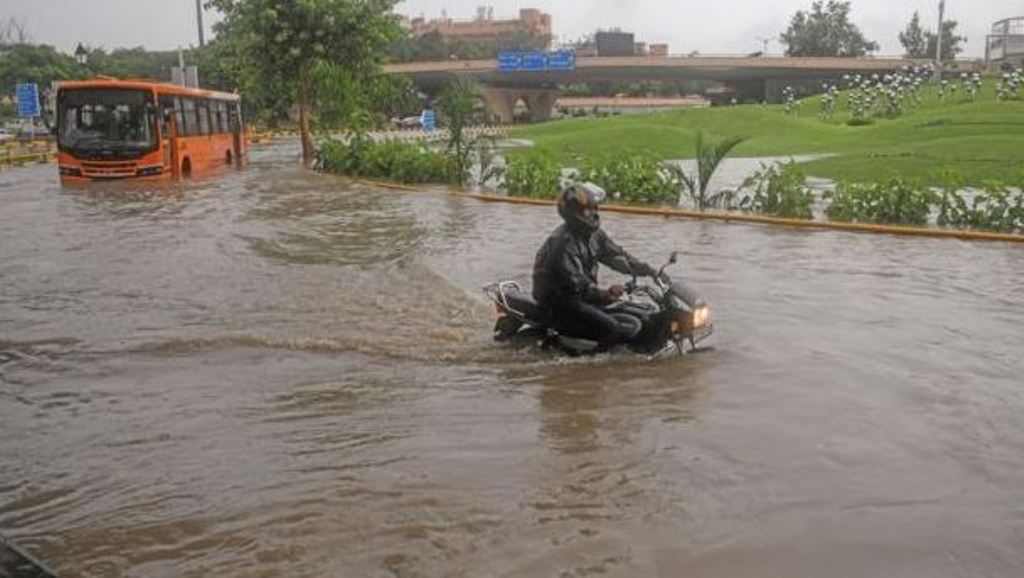 बारिश से हाहाकार: राजधानी दिल्ली में आ सकती है बाढ़, हथिनी कुंड बांध से छोड़ा गया करीब 4 लाख क्यूसेक पानी