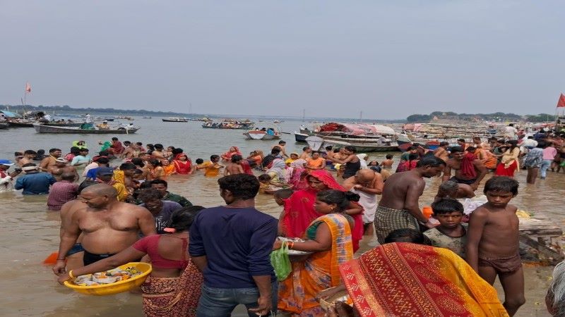 Guru Purnima 2023 : गुरु पूर्णिमा पर संगम में श्रद्धालुओं ने लगाई आस्था की डुबकी, मठ-मंदिरों में पूजे गये गुरुजन