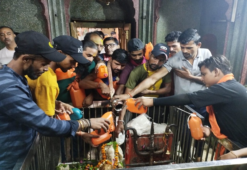 मुरादाबाद : हरिद्वार व बृजघाट से जल भरकर लाए शिवभक्तों ने मंदिरों में किया जलाभिषेक