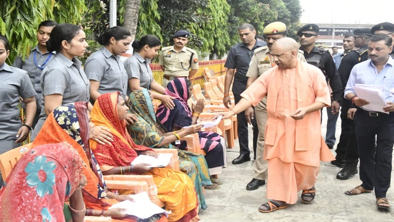 मुख्यमंत्री योगी ने गोरखपुर में लगाया जनता दरबार, अधिकारियों को दिए निस्तारण के आदेश